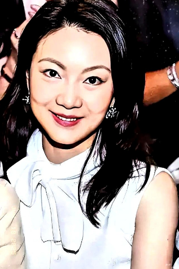 刚刚查了一下，不查不知道，查了才知道！张艺谋的妻子陈婷，被张导称为“最漂亮的