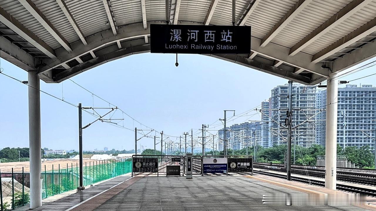 【漯河西站西边工程缓慢推进中，但是什么工程，谁知道呢？】每次去漯河西站乘坐高铁。