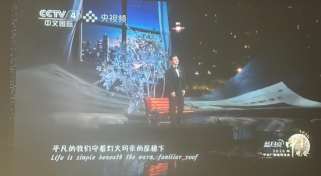 田雨李雪琴央视秋晚合唱，跨界反差感拉满！没想到演员田雨也上了央视秋晚，更没想到