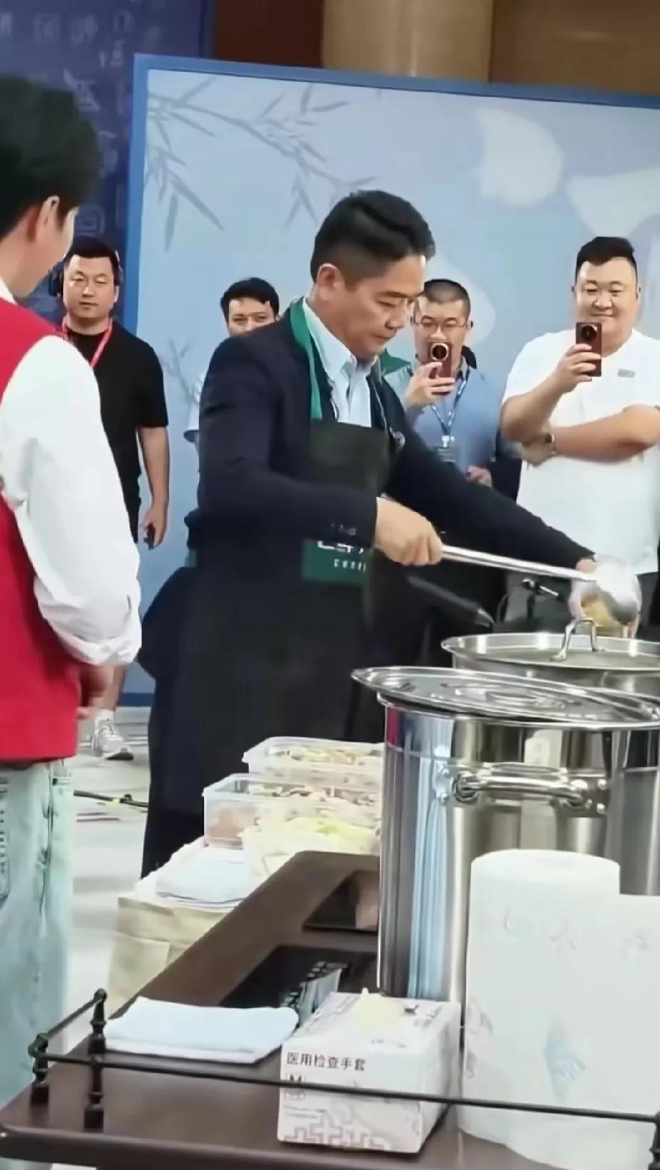 来来来，一起通过炒菜一窥刘强东真正的为人。前两天刘强东直播表演做菜，其中一道菜