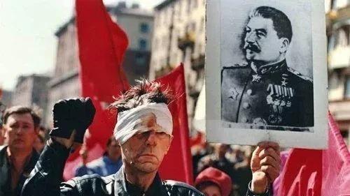 索尔仁尼琴年轻时觉得，苏联之所以强大是因为沙俄留下的底子好，如果把布尔什维克赶走