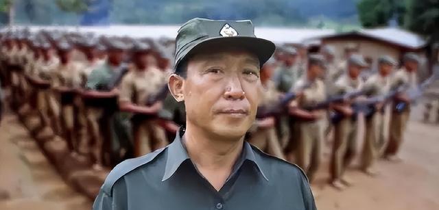 金三角，泰、缅、老交界之地，山高林密，政令难达。二十多万平方公里的莽荒中，罂粟花