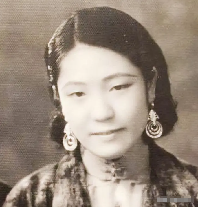 1919年，军官陈济棠看上了戏子莫秀英，得知她身上有两处特别，认为她旺夫益子，赶