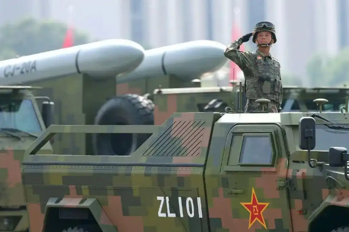 052D和055的“一坑四弹”稳了，因为阅兵式上曝光的HHQ-9C舰空导弹块头尺