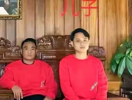 下图年轻小伙是明菊兰和毕会军儿子，也就是明学昌外孙子，长得眉清目秀，仪表堂堂。已