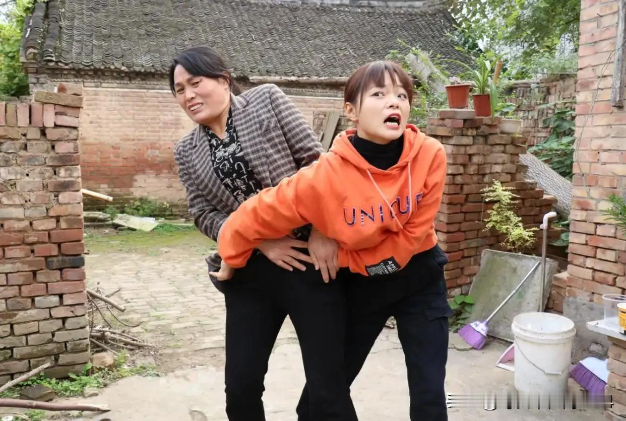 我家小姑子非常厉害，她在没结婚之前就怀孕了，婆家仗着她怀孕就迟迟不给彩礼，可是她