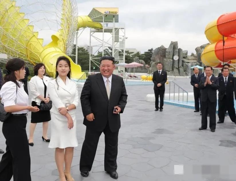 金正恩12岁的女儿已经逐渐取代了妈妈位置，跟着父亲一起参加国事活动。咱就是说小