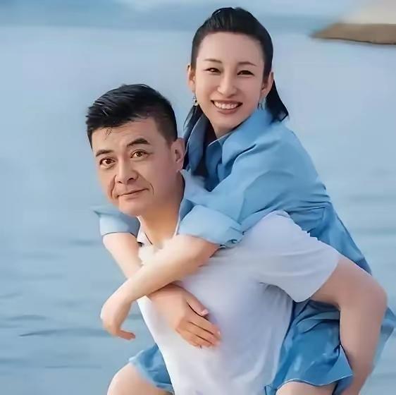 秦海璐王新军一对恩爱夫妻，两人也已经走过12年了，生有一子，婚姻幸福美满。