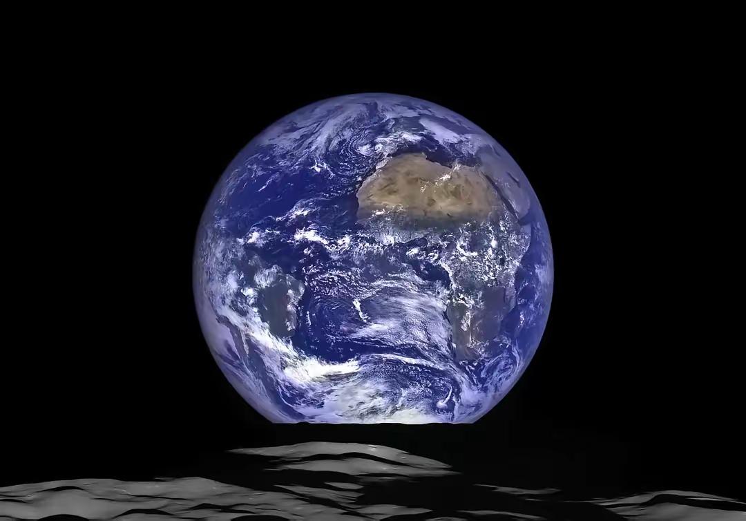 流浪地球：从月亮上看到的人类家园！浩瀚无垠的太空，广阔深邃的宇宙，能看到的那颗
