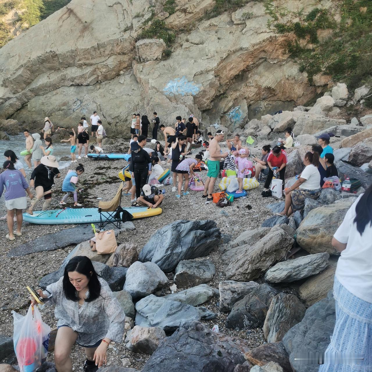 秋天已至，大连的气温没有前些日子那样的酷热。我俩和国外回来度假儿子一家，吃饭