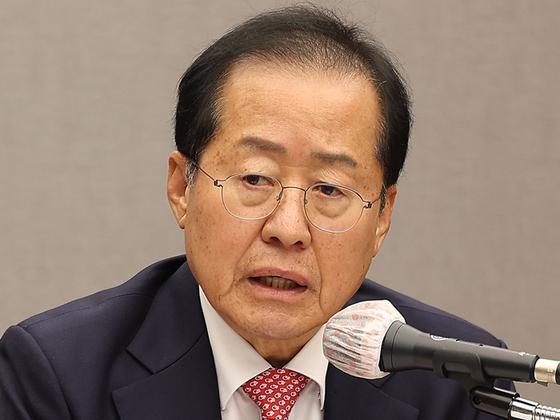 大嘴巴11日再度开撕好心提醒国民力量为即将到来的解散风险未雨绸缪，却被傻瓜认为