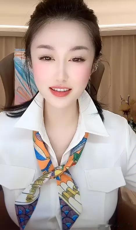 女生每月的四次变脸1.卵泡期:经期后一周心情愉悦，活力四射2.黄体期: