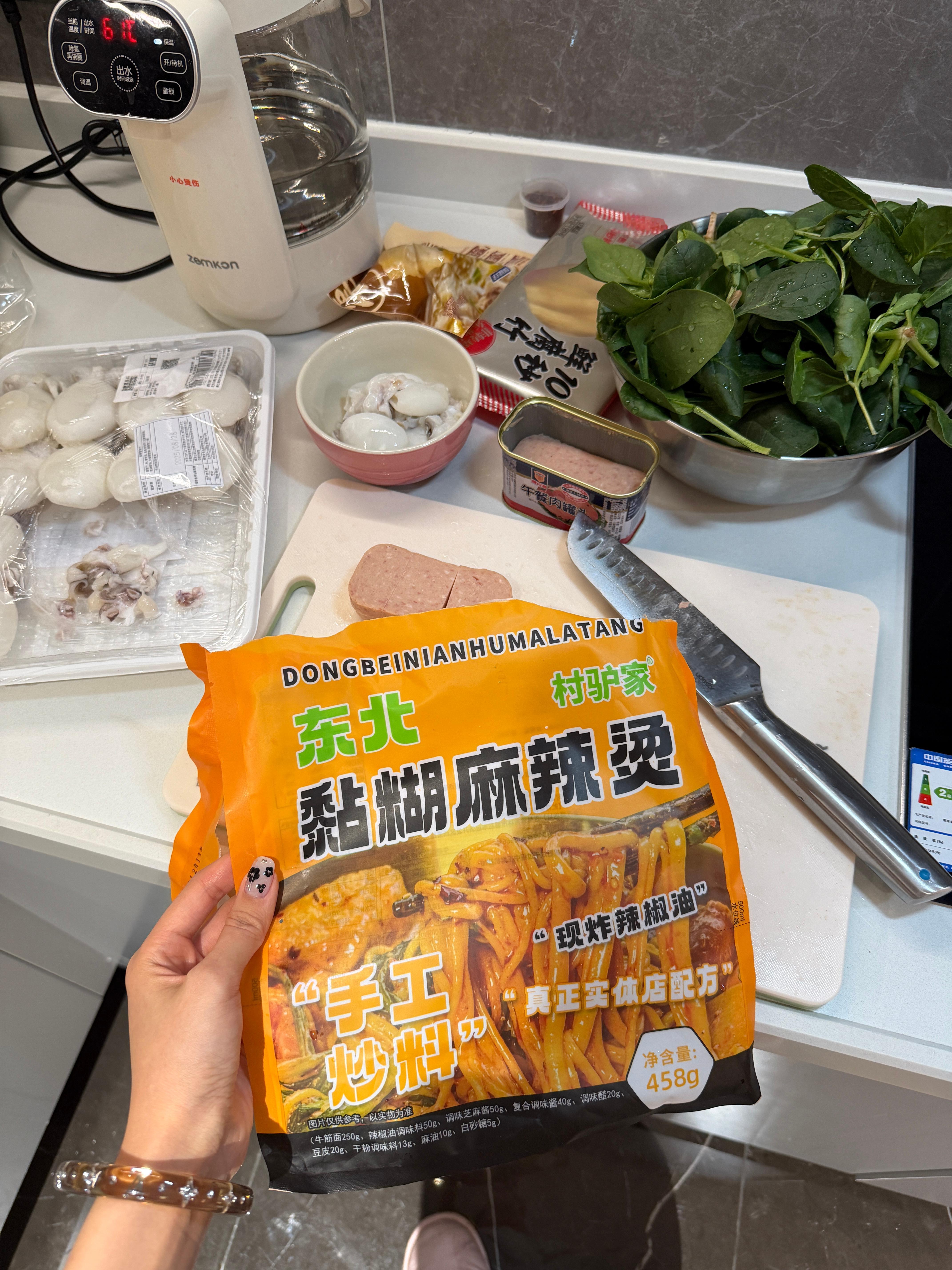 这个麻辣烫超级超级好吃快去买啊我加了好多配菜两个人一包吃到撑很香！离了这个