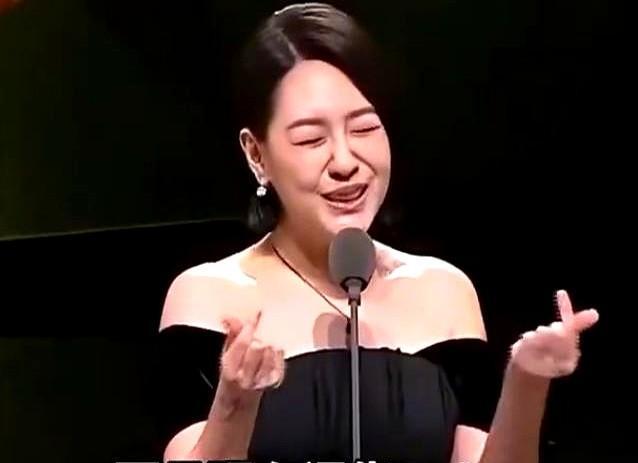 大S走了,才48岁。外头传小S老公许雅钧要跑,结果人家没躲,反而回来了。陪她
