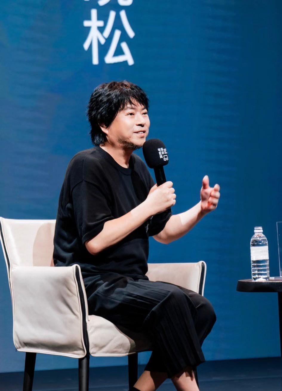 55岁的高晓松，现如今被拍到变化还是挺大的，以前被网友戏称为矮大紧，现在脸型、身