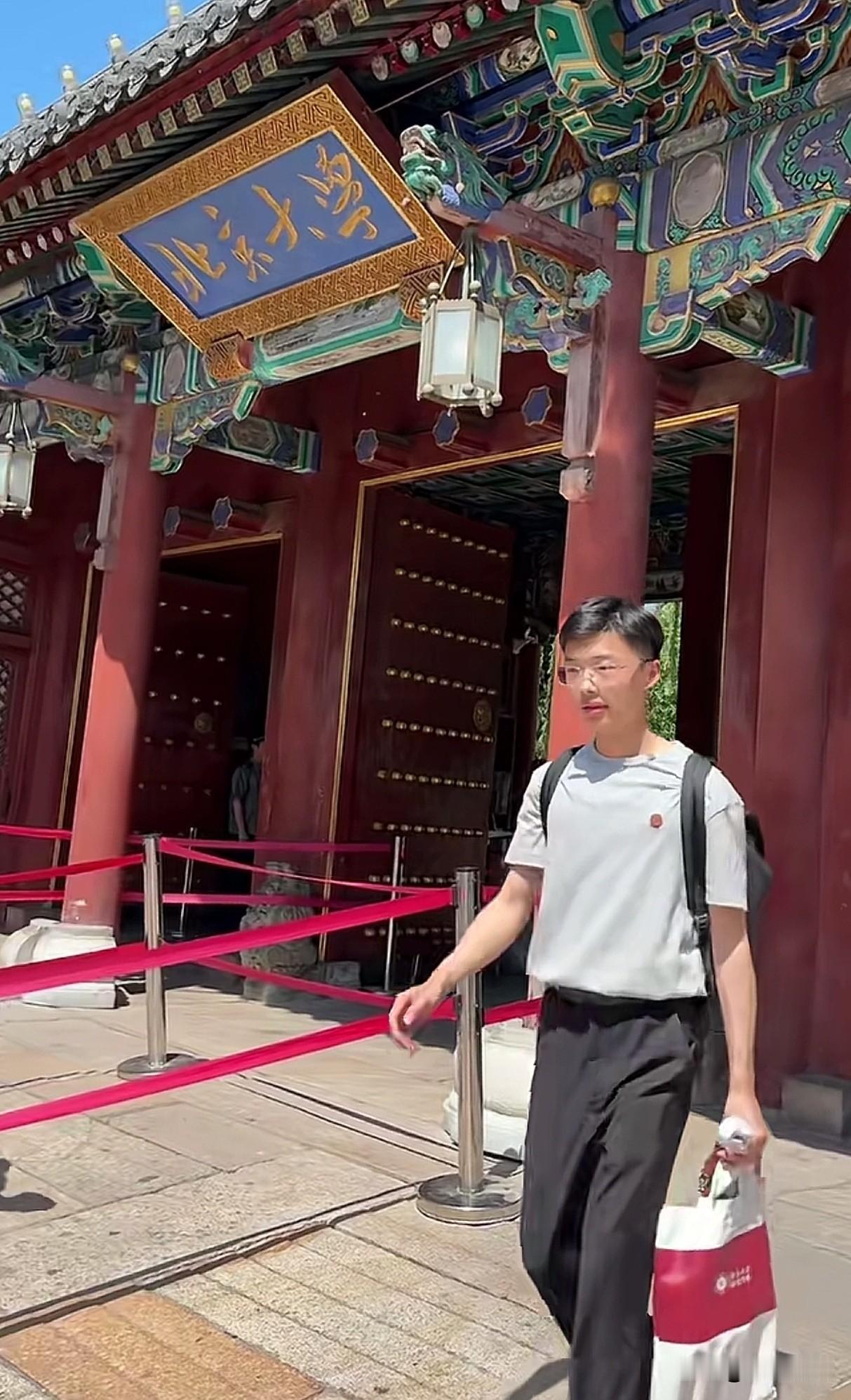 看以后谁还敢说我们郭有才没学历。郭有才，一个初中没毕业的网红，到了北大国学进