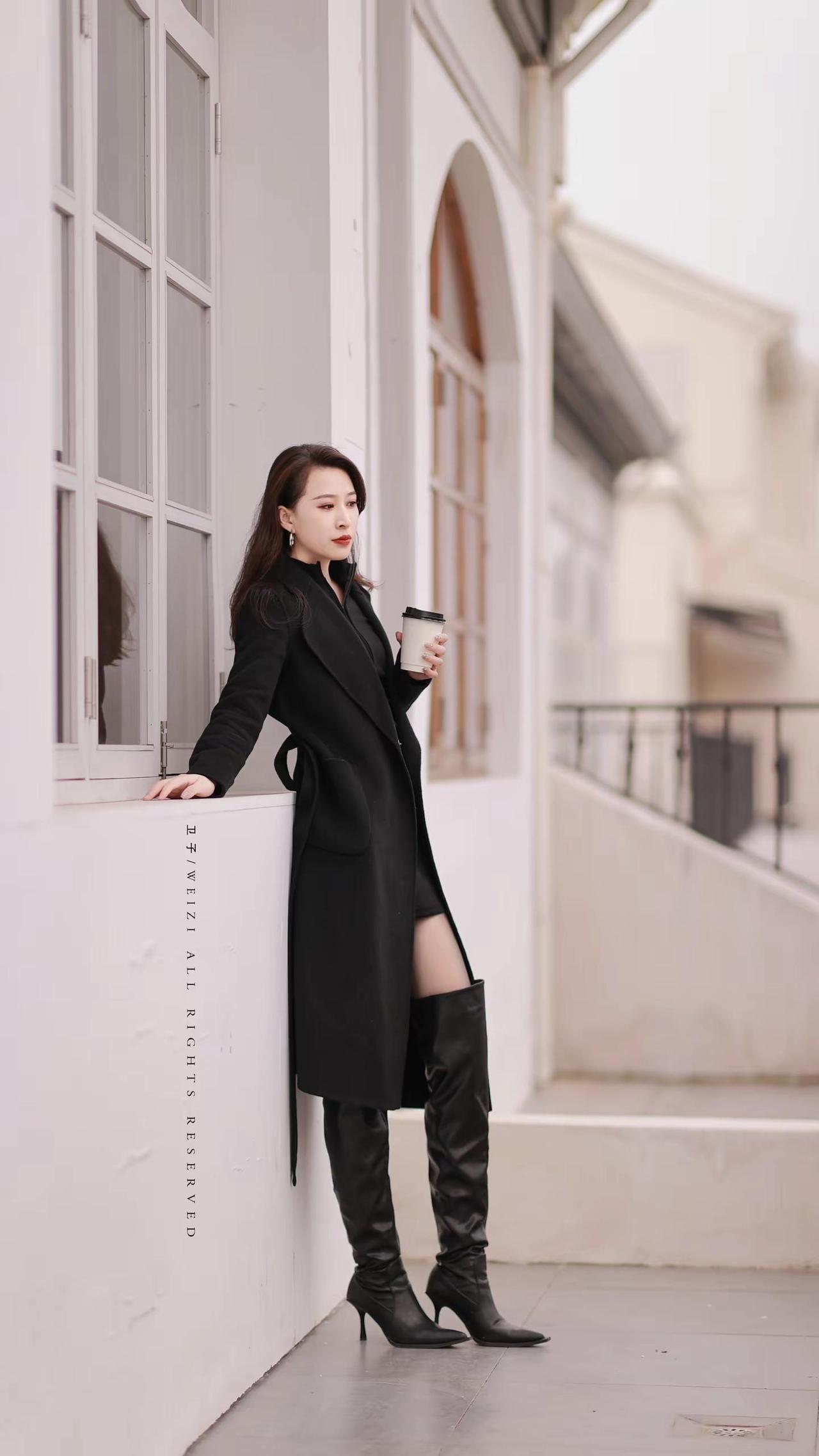 陷在你的世界。街拍气质美女长款大衣搭配优雅气质look女性时尚美学