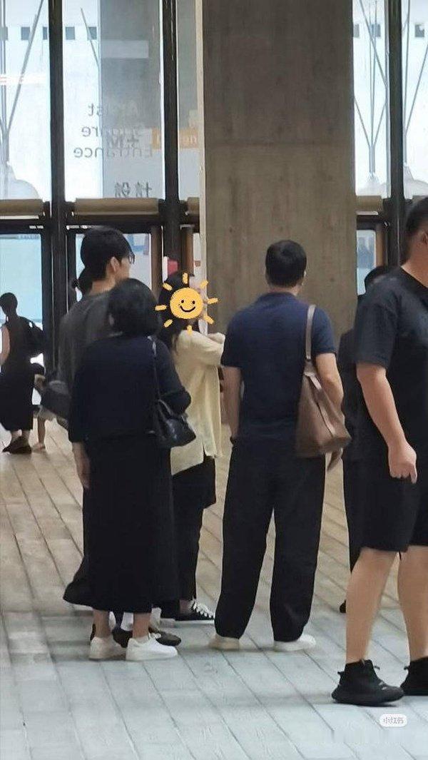 这就叫此地无银三百两，置顶怎么把嫂子码得这么干净