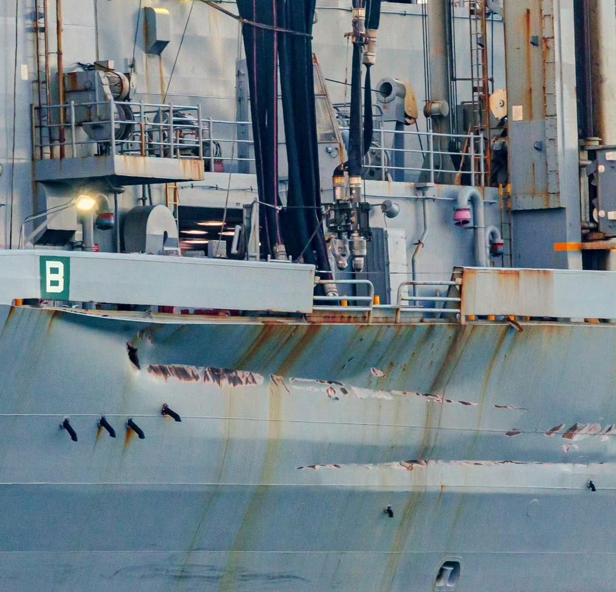 美舰又撞！风平浪静也躲不开，万吨军舰被“吸”住，真相不是故障2月11日，美