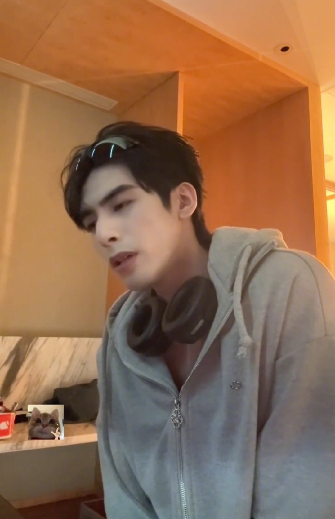 这个墨镜，这个耳麦，这个灰色运动服，居家老公味儿可太浓了宋威龙唱雨爱