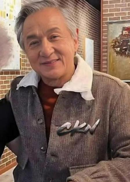 成龙大哥这辈子很可能会带着遗憾走完。他赚再多钱，拥有再大的明星光环，现在70多岁