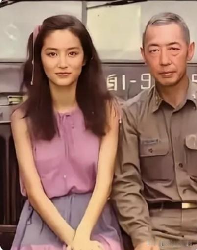 林青霞与军人父亲同框！强大基因造就一代绝色美人。这张老照片看着格外珍贵，年轻