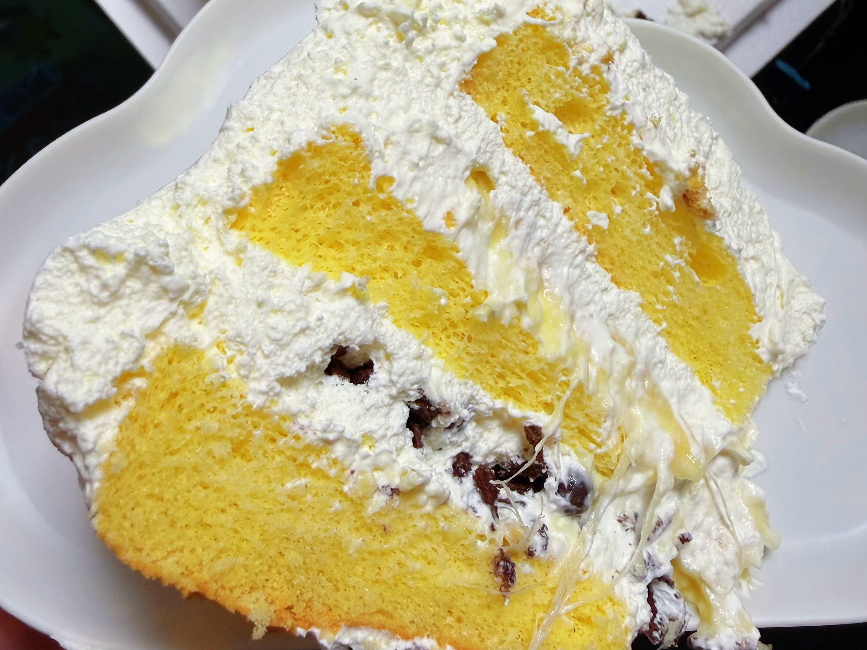 人生里总有中年，中年是一种狼狈：正因你不再童真．对青年你不属一类。别回首