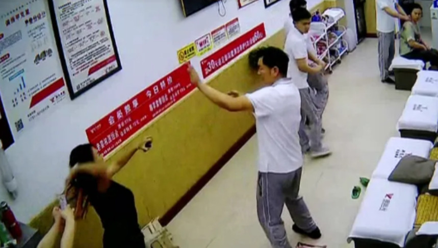 “这下后悔了吧！”6月25日，湖南长沙，一女子到修脚房修脚时，在服务时间到了之后