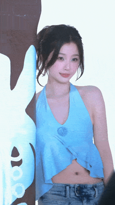 虞书欣蓝色魅影💙啊啊啊这个造型美得很！不愧是高妹，好适合做立牌诶！！看到这组