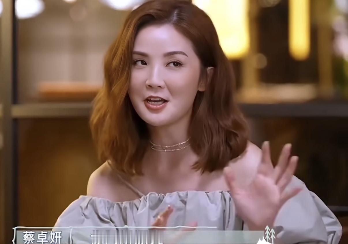 阿Sa说怀孕的时候，房间要贴满阿娇的海报，阿Sa：“如果生女儿，像阿娇漂亮，生儿