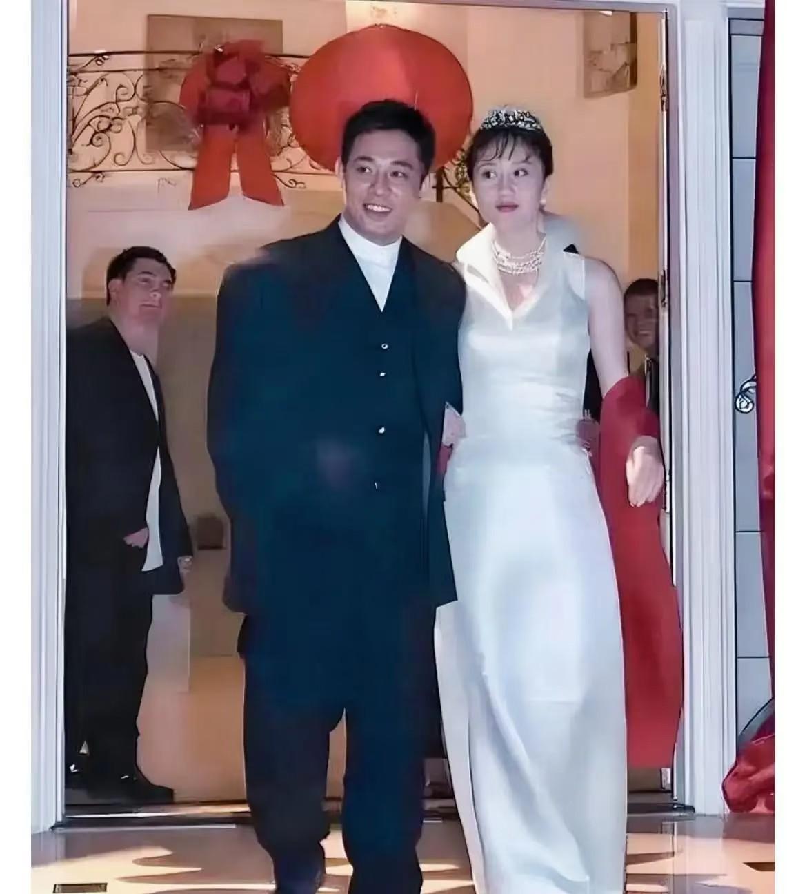 这是当年李连杰和利智结婚时的一张照片，拍摄于1999年的洛杉矶，当时李连杰36岁