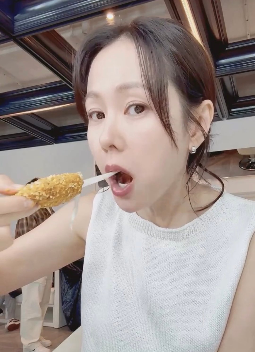 孙艺珍你是一个特别宝宝的宝宝…炫耀自己芝士拉丝很长（？）孙艺珍你今年几岁感觉和金甜豆同龄呢….​