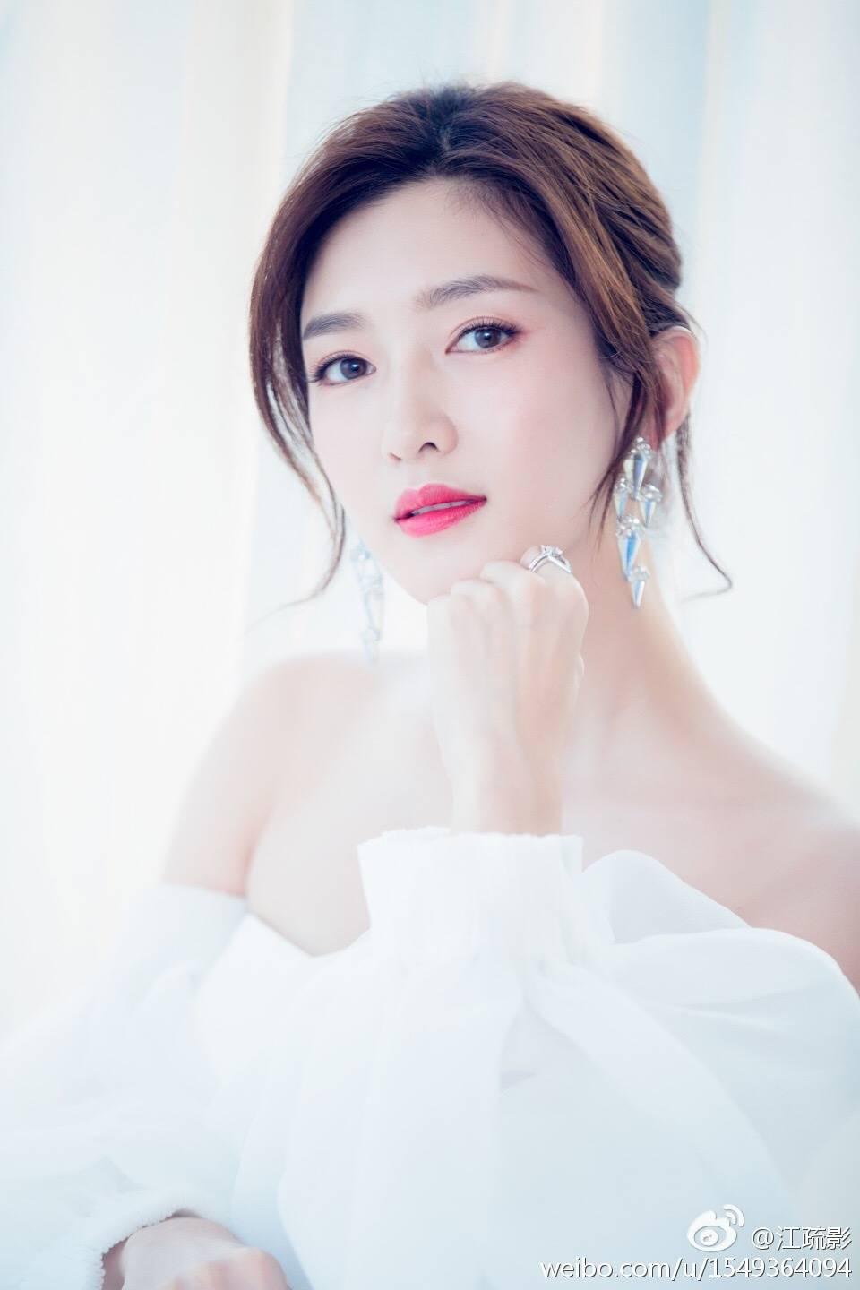 今天,中超升班马贵州智诚足球俱乐部官方宣布,与效力于英冠女王公园巡游者队的荷兰籍外援切里完成签约。 不过,在签约现场,该俱乐部年仅27岁的美女董事长文筱婷,抢去了所有人的目光。 (这是文筱婷与刚刚签约的外援切里合影) 据介绍,文筱婷是贵州恒丰伟业房地产开发有限公司董事长文伟之女,同时也是恒丰地产项目推广部的总经理和一家时尚品牌的老板娘。 (曾在贵州效力过的前国脚黎兵成为了如今这支贵州队的总经理) 文筱婷在英国学过时装设计。大学毕业后,她进入《时尚芭莎》担任主编助理。半年后,因为家庭原因,她回到贵阳,