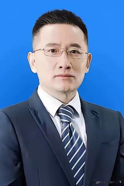 祖副院长真的好帅，人家50多岁的人了，依然剑眉星目，​浓眉、眼神深邃、鼻梁高挺、