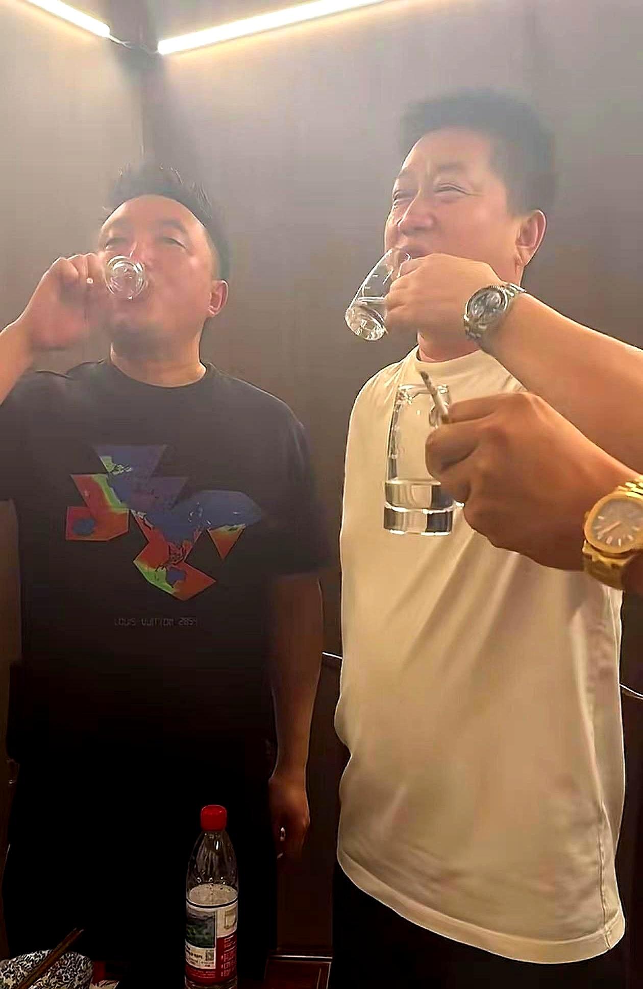 酒桌上一声“咔哒”，张鹤伦的劳力士碰了人家的百达翡丽，网友秒变侦探：伦哥要飞？