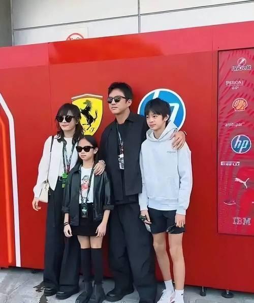 大家发现没？邓超孙俪夫妇有个明显特点，这辈子可能都改不了了。那就是和其他