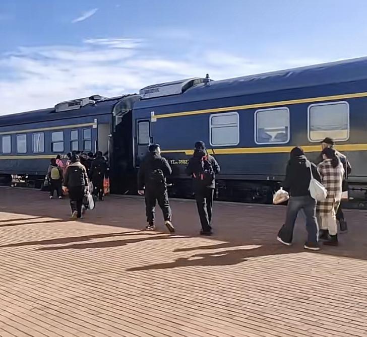 现在东北人又开始去南方做侯鸟了！除了自驾，绿皮火车基本被这些候鸟占了，年年如此