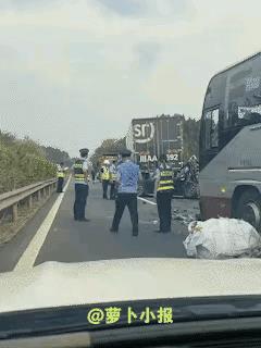 高速公路上，安全问题真是不容忽视！看这种情况，除非有奇迹发生。从图片上看，感
