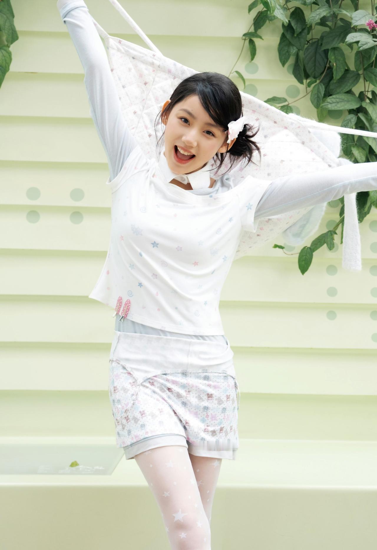 浅绿底色衬着鲜活元气，软乎乎的甜妹穿搭满是少女灵动感✨发间的小蝴蝶结、星星纹样