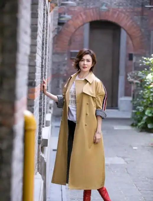 61岁的关之琳，身着大衣、白T恤，搭配微卷短发发型，完全不存在大妈的那种味道，并