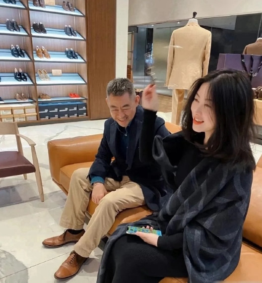 第一次见朱珠的爸爸。不得不说，老爷子长得挺帅气的，很有男人味。​​​