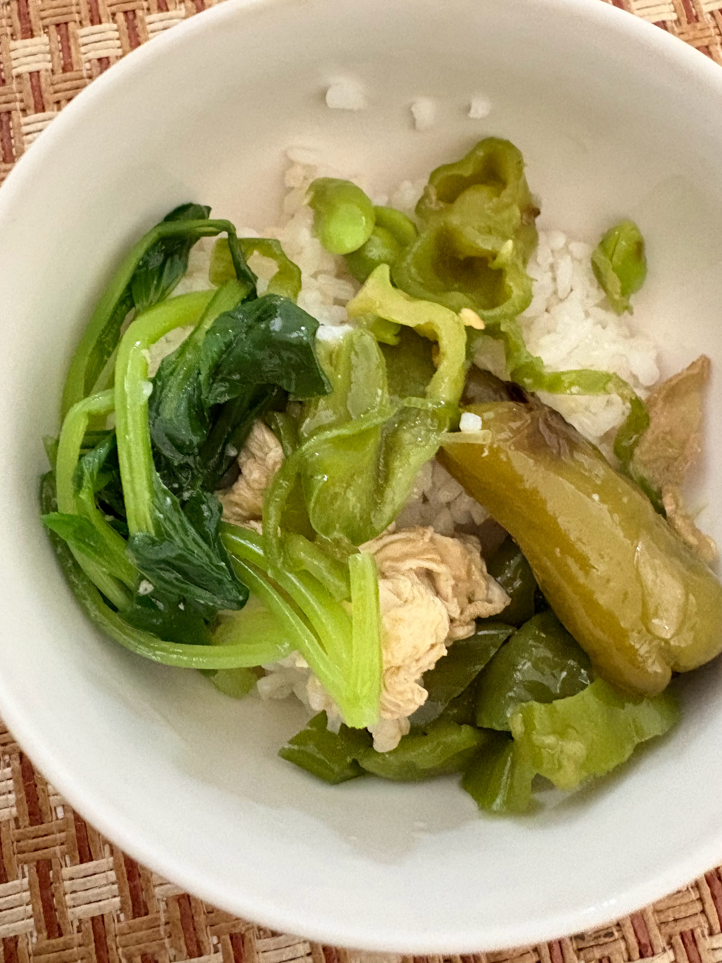 我爸说做了饭，我一看每个菜都有青椒。在我自己家不敢想象，我自己烧个大盘鸡放一个青