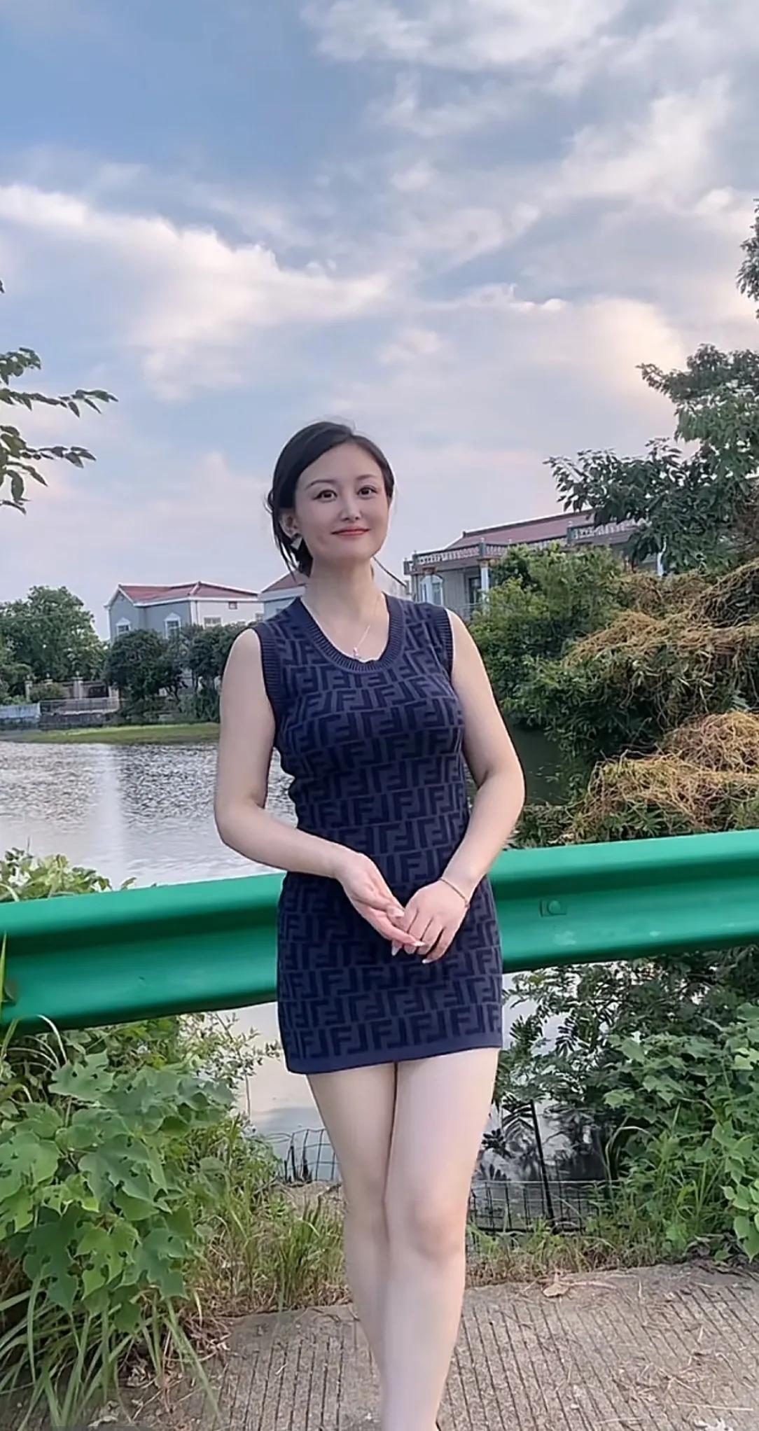 远离城市的喧嚣，回到乡村感受生态之美，空气清新，心情舒畅，气质优雅知性。