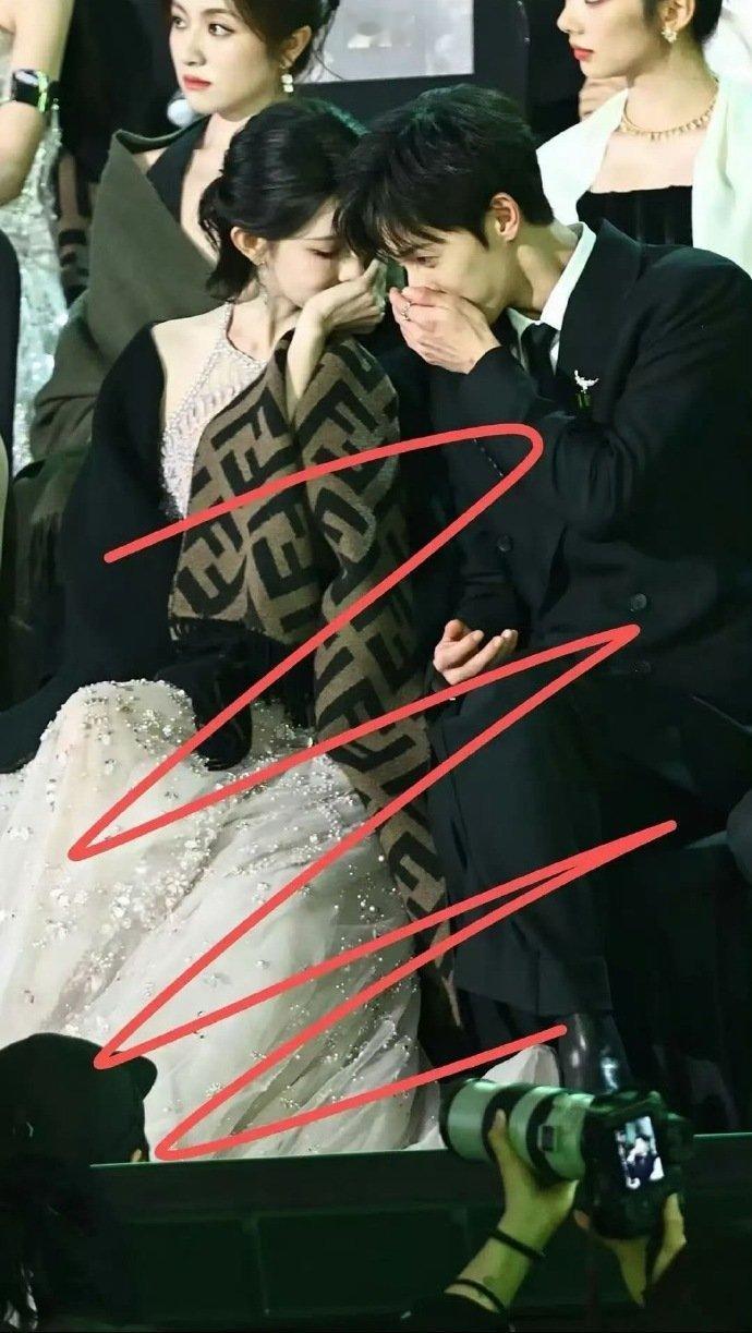 昀牵孟绕人声鼎沸中，把悄悄话说尽...kswl