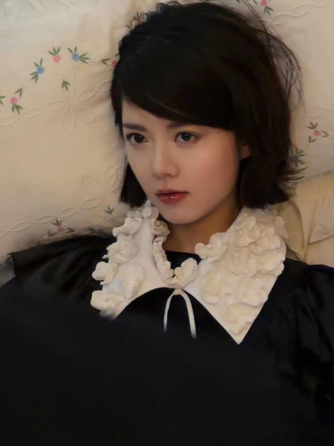 赵今麦美萌洋娃娃童话照进现实！赵今麦最新大片短发斜刘海宛如洋娃娃，娇俏可爱的模