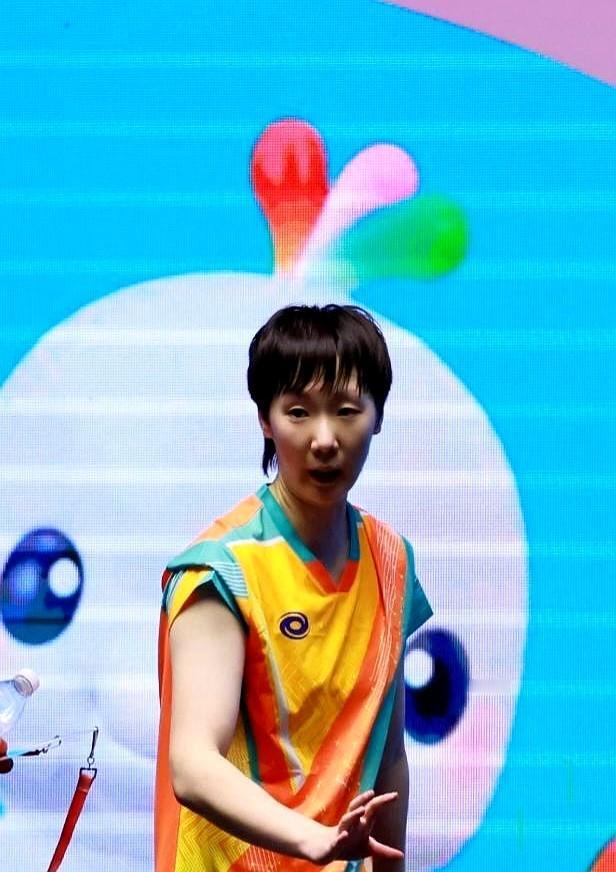 “陈梦克星”这四个字，上周被王曼昱亲手钉在球台边。新加坡大满贯半决赛，她4-