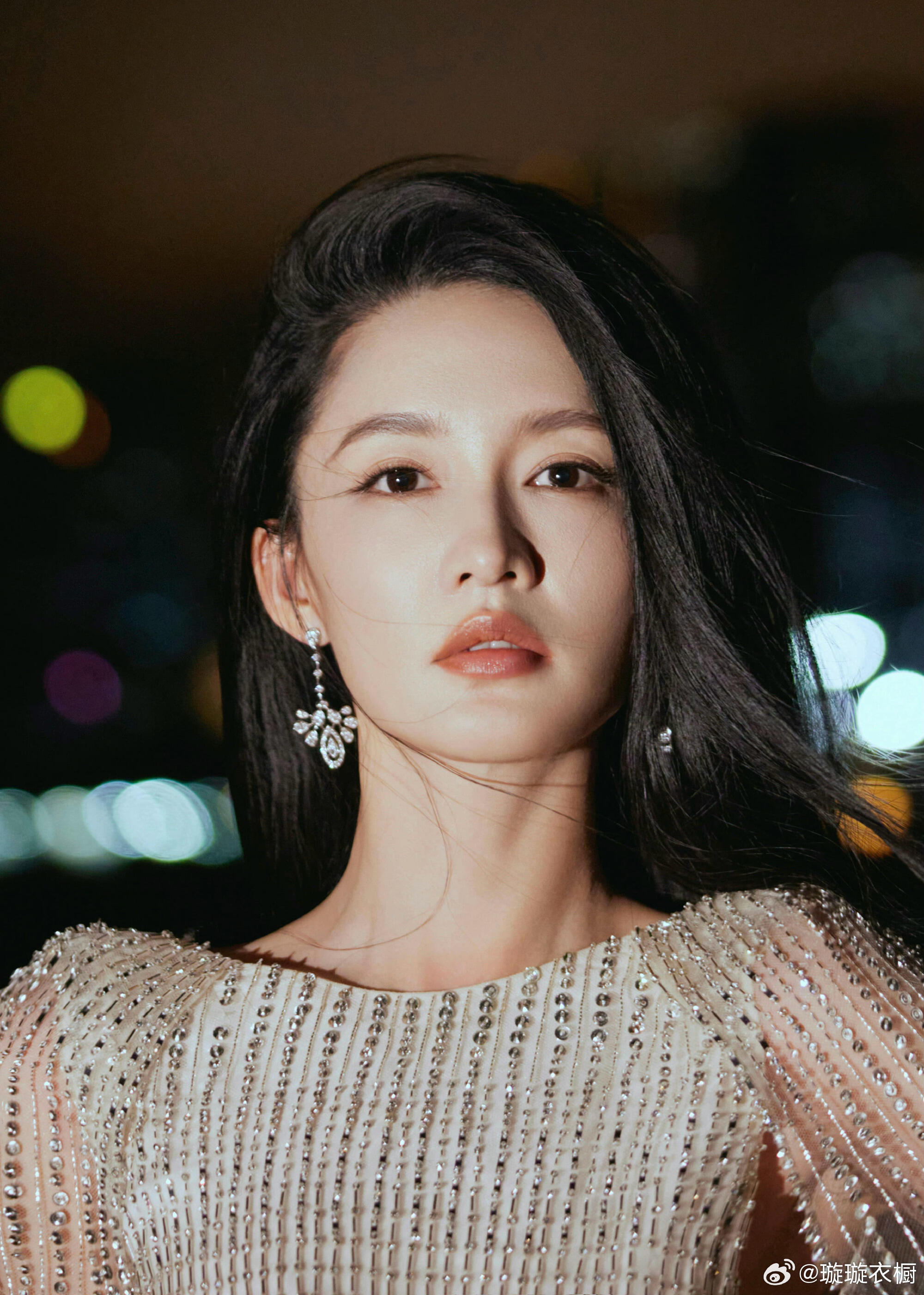 李沁这组写真太有韵味了！浅蓝旗袍勾勒出东方仕女的温婉，没有滤镜加持却美得更高级。