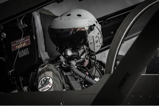 巴方为歼10CE配备新一代头盔，可真正实现“看哪打哪”据外媒消息，巴基斯坦空