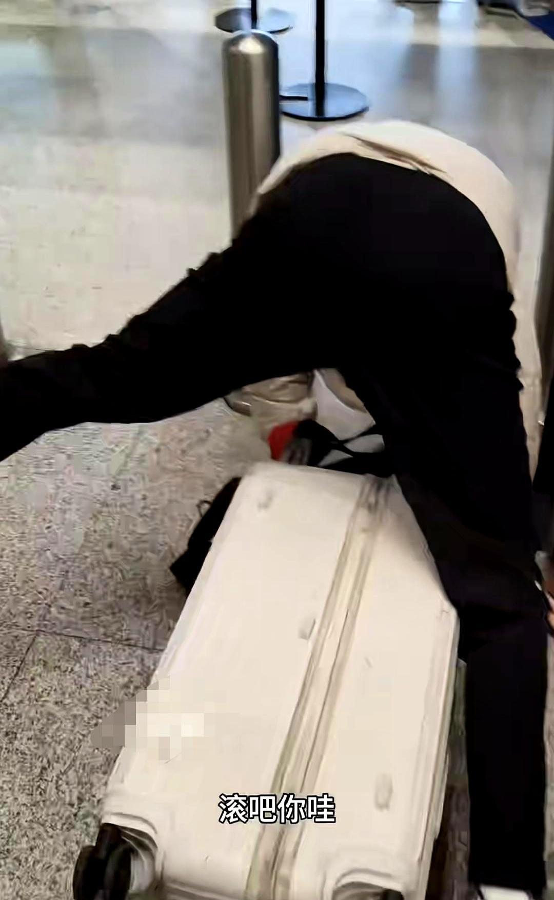 干翻日本主力的国乒猛将陈俊崧，刚刚在浦东机场结结实实摔了个狗啃泥。登机前一