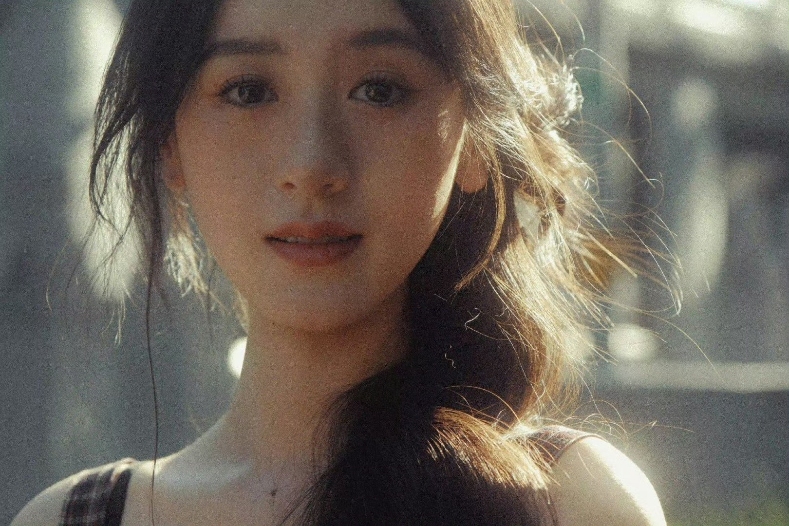 袁冰妍｜小雏菊的花语是像夏天一样活着：勇敢、灿烂、充满生机。愿你只做自己的雏菊